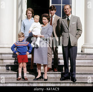 Königin Elizabeth II., Prinz Edward, mit dem Herzog von Edinburgh (rechts), der Prinz von Wales (Zweiter von rechts), Prinzessin Anne (links hinten) und Prinz Andrew (vorne links), Windsor anlässlich ihres 39ten Geburtstag. Der Herzog und die Herzogin von Cambridge erwarten ihr drittes Kind, Kensington Palace hat angekündigt. Stockfoto