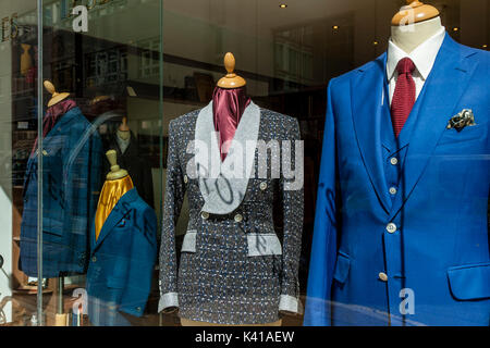 Klagen auf Anzeige in der Savile Row Schaufenster, Savile Row, London, UK Stockfoto