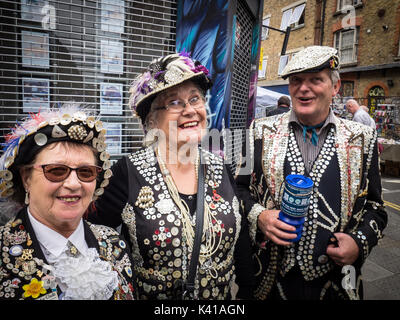 London Pearly Könige und Königinnen Sammeln Geld für wohltätige Zwecke am Sonntag morgen in die beliebten Londoner Brick Lane Markt in Spitalfields, East End, London UK Stockfoto