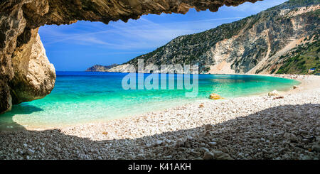 Schöne Myrtos Bucht der Insel Kefalonia, Griechenland, Panoramaaussicht. Stockfoto