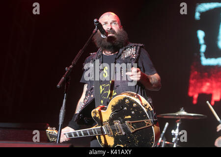 Tim Armstrong Rancid tritt während des IT's Not Dead Festivals am 26. August 2017 Glen Helen Amphitheater San Bernardino, Kalifornien auf. Stockfoto