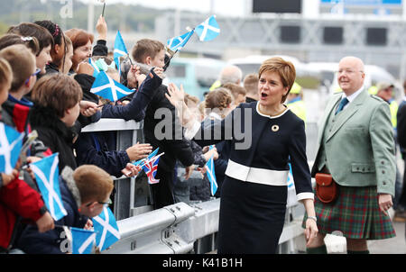 Erster Minister Nicola Stör und Ehemann Peter Murrell treffen Mitglieder der Menge entlang der Queensferry Kreuzung bei der offiziellen Eröffnung der neuen Brücke über den Firth von weiter. Stockfoto