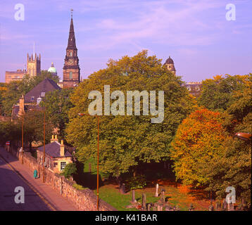 Ungewöhnlicher Blick im Herbst in Richtung St. Cuthberts Kirche Blick vom Castle Terrace, Edinburgh City Centre Stockfoto