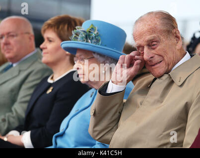 Königin Elisabeth II., der Herzog von Edinburgh und Erster Minister Nicola Stör Queensferry Kreuzung bei der offiziellen Eröffnung der neuen Brücke über den Firth von weiter. Stockfoto