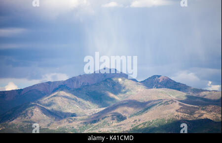 Landschaft mit Wolken über Berg Stockfoto