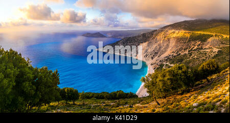 Panoramablick auf die Bucht von Myrtos über den Sonnenuntergang, der Insel Kefalonia, Griechenland. Stockfoto