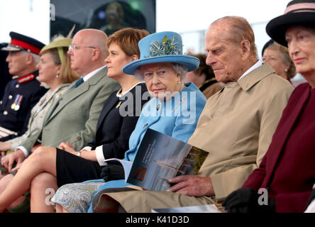 Königin Elisabeth II., der Herzog von Edinburgh und Erster Minister Nicola Stör Queensferry Kreuzung bei der offiziellen Eröffnung der neuen Brücke über den Firth von weiter. Stockfoto