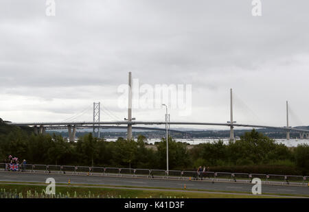 Allgemeine Ansicht der Queensferry Kreuzung vor der offiziellen Eröffnung der neuen Brücke über den Firth von weiter. Stockfoto