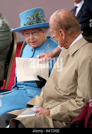 Queen Elizabeth II und der Herzog von Edinburgh über die Queensferry Kreuzung bei der offiziellen Eröffnung der neuen Brücke über den Firth von weiter. Stockfoto