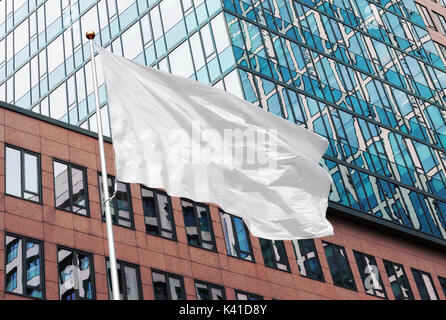Weiße leere Fahne im Wind im städtischen Hintergrund von modernen Gebäuden und Wolkenkratzern. Perfekte mockup alle Logos, Symbol oder Zeichen hinzufügen Stockfoto