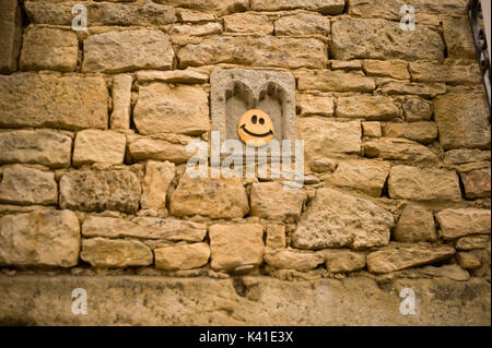 Smiley geschnitzt in alten Mauer, Sarlat, Frankreich Stockfoto