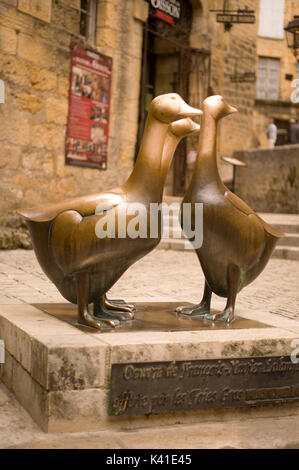 Bronze Skulptur von drei Gänse in Place aux Oies, Sarlat la Caneda, Dordogne, Frankreich Stockfoto