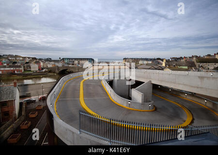 Tesco und Marks & Spencer mehrstöckigen Parkplatz obere Ebene in Aberystwyth Stockfoto