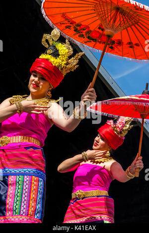 Traditionelle Thai Tänzer auf der Bühne des Thai Festival in Brighton, Brighton, Sussex, UK Stockfoto