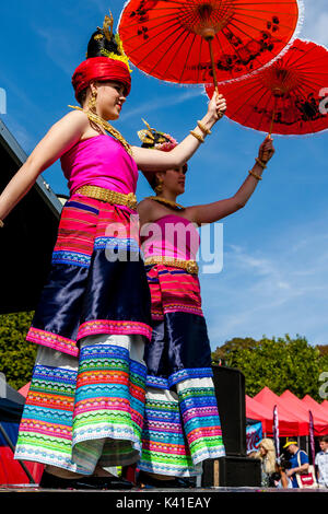 Traditionelle Thai Tänzer auf der Bühne des Thai Festival in Brighton, Brighton, Sussex, UK Stockfoto