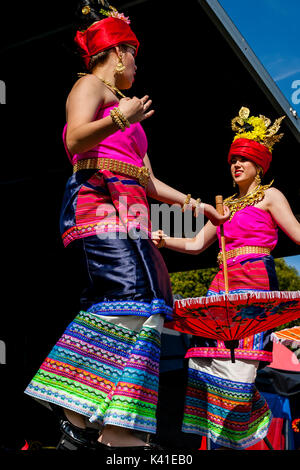 Traditionelle Thai Tänzer auf der Bühne des Thai Festival in Brighton, Brighton, Sussex, UK Stockfoto