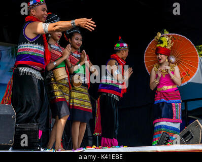 Traditionelle Thai Tänzer auf der Bühne des Thai Festival in Brighton, Brighton, Sussex, UK Stockfoto