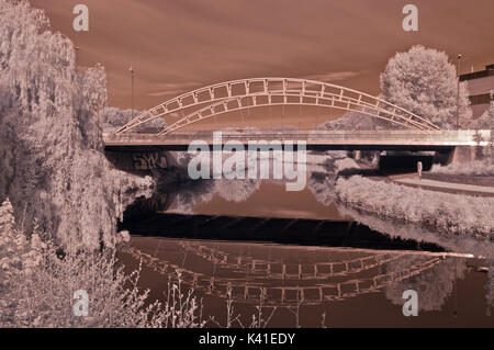 Ein IR-Bild der Tanger Weg Brücke über den Fluss Ton, von Goodland Gärten in der Nähe von Taunton Stadtzentrum, Somerset, England gebracht Stockfoto