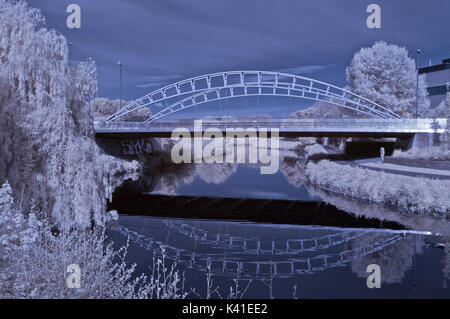 Ein IR-Bild der Tanger Weg Brücke über den Fluss Ton, von Goodland Gärten in der Nähe von Taunton Stadtzentrum, Somerset, England gebracht Stockfoto