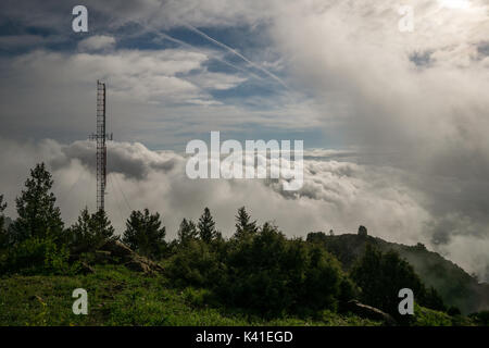 Wanderwege führen zu diesem Radio Tower in Morrison, Colorado. Stockfoto