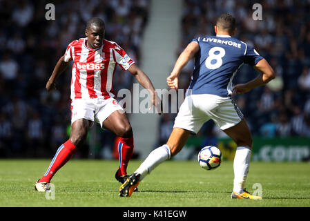 Stoke City Kurt Zouma (links) und West Bromwich Albion Jake Livermore Kampf um den Ball Stockfoto