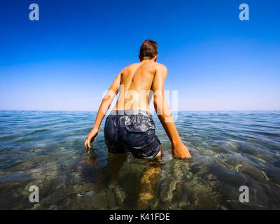 Teenager bereit im Meer - Sommer - schwimmen Sizilien Mittelmeer Stockfoto