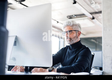 Reifen Geschäftsmann mit Computer im Büro. Stockfoto