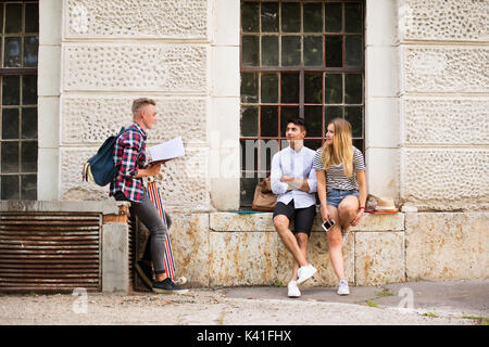 Gruppe von Studenten vor der Universität Studium, Spaß haben. Stockfoto