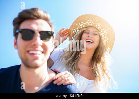 Ein Foto der Jungen, glückliches Paar, das Spaß im Urlaub. Stockfoto