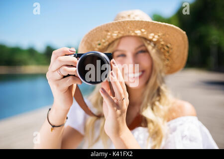 Ein Foto von junge, glückliche Frau, ein Foto von ihrer Digitalkamera. Stockfoto