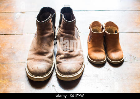 Vater und Sohn Stiefel in der Tür Stockfoto