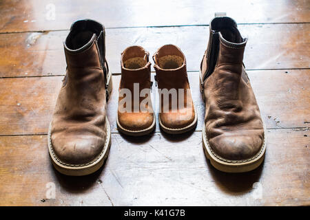 Vater und Sohn Stiefel in der Tür Stockfoto