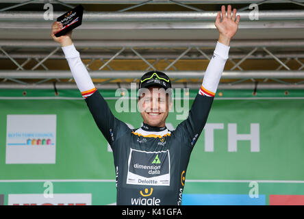 Team von Dimension Data Edvald Boasson Hagen feiert gewinnt zwei der OVO Energy Tour von Großbritannien aus Wasser und Kielder Forest bis zu Blyth. Stockfoto