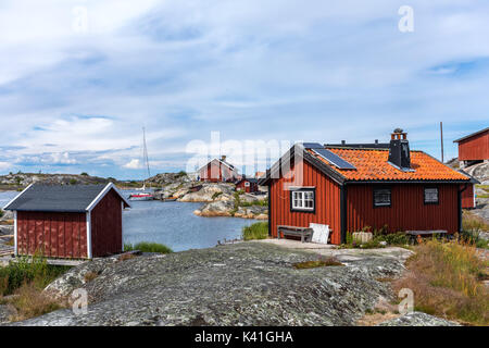 Waterfront Häuser und kleinen Hafen in einem alten Fischerdorf in den äußeren Bereichen des Stockholmer Schären Stockfoto