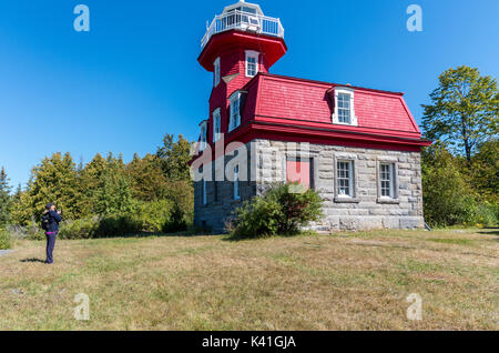 Frau ein Foto von der wiederhergestellten Bluff Point Lighthouse auf Valcour Insel Stockfoto