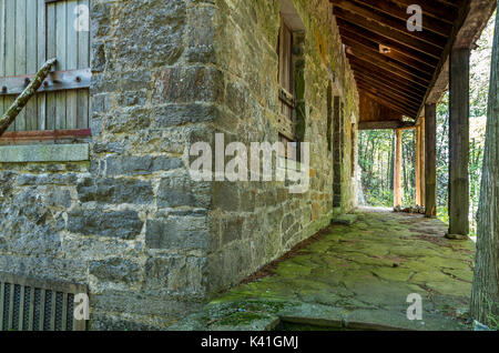 Alte Seton Haus im Wald auf Valcour Insel versteckt Stockfoto