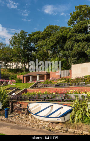 Bunte Blumen in den Gärten auf Filey promenade Stockfoto