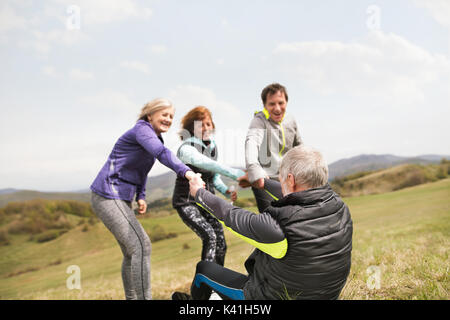Gruppe von aktiven senior Läufer im Freien, ruhen. Stockfoto