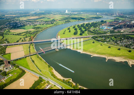 Haus-Knipp-Eisenbahnbrücke über den Rhein Autobahnbrücke 'Golden Gate Bridge am Niederrhein" zwischen DU und Du Beekerwerth Baerl Autobahnbrücke A42 Stockfoto