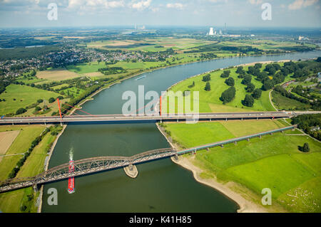 Haus-Knipp-Eisenbahnbrücke über den Rhein Autobahnbrücke 'Golden Gate Bridge am Niederrhein" zwischen DU und Du Beekerwerth Baerl Autobahnbrücke A42 Stockfoto