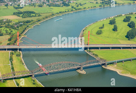 Haus-Knipp-Eisenbahnbrücke über den Rhein Autobahnbrücke 'Golden Gate Bridge am Niederrhein" zwischen DU und Du Beekerwerth Baerl Autobahnbrücke A42 Stockfoto