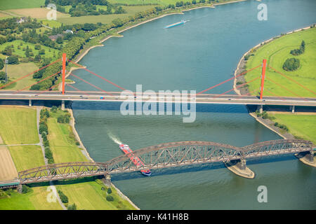 Haus-Knipp-Eisenbahnbrücke über den Rhein Autobahnbrücke 'Golden Gate Bridge am Niederrhein" zwischen DU und Du Beekerwerth Baerl Autobahnbrücke A42 Stockfoto