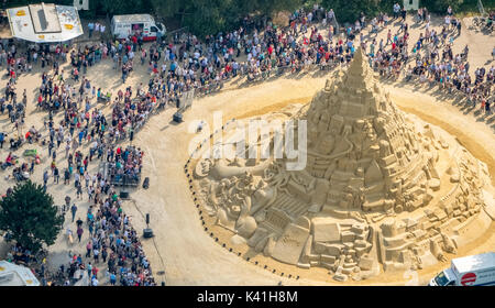 Sandburgen bauen Weltrekord: 16.679 Meter, Landschaftspark Duisburg-Nord, viele Besucher der ehemaligen Stahlwerk, das Guinness Buch der Recor Stockfoto