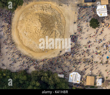 Sandburgen bauen Weltrekord: 16.679 Meter, Landschaftspark Duisburg-Nord, viele Besucher der ehemaligen Stahlwerk, das Guinness Buch der Recor Stockfoto