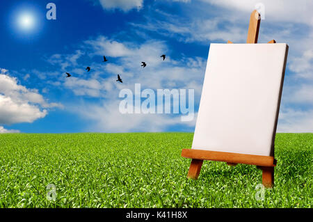 Leere Malerei Staffelei in einer Wiese Stockfoto