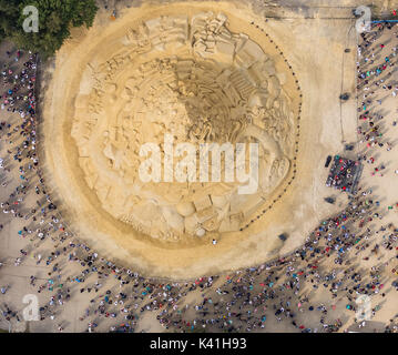 Sandburgen bauen Weltrekord: 16.679 Meter, Landschaftspark Duisburg-Nord, viele Besucher der ehemaligen Stahlwerk, das Guinness Buch der Recor Stockfoto