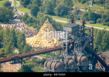 Sandburgen bauen Weltrekord: 16.679 Meter, Landschaftspark Duisburg-Nord, viele Besucher der ehemaligen Stahlwerk, das Guinness Buch der Recor Stockfoto