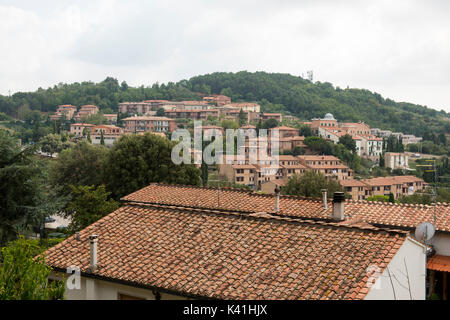 Der Blick über die Dächer von der schönen Stadt Montalcino im Val d'Orcia, Toskana Italien Europa EU Stockfoto