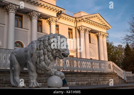 Lion's Skulptur in der Nähe Yelagin Palace in St. Petersburg, Russland Stockfoto