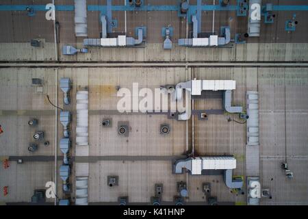 Luftaufnahme der Fabrik Dach mit Lüftungs- und Klimaanlagen Stockfoto